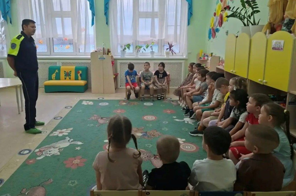 Сотрудники салехардской Госавтоинспекции провели познавательное занятие для воспитанников детского сада «Мамонтенок»