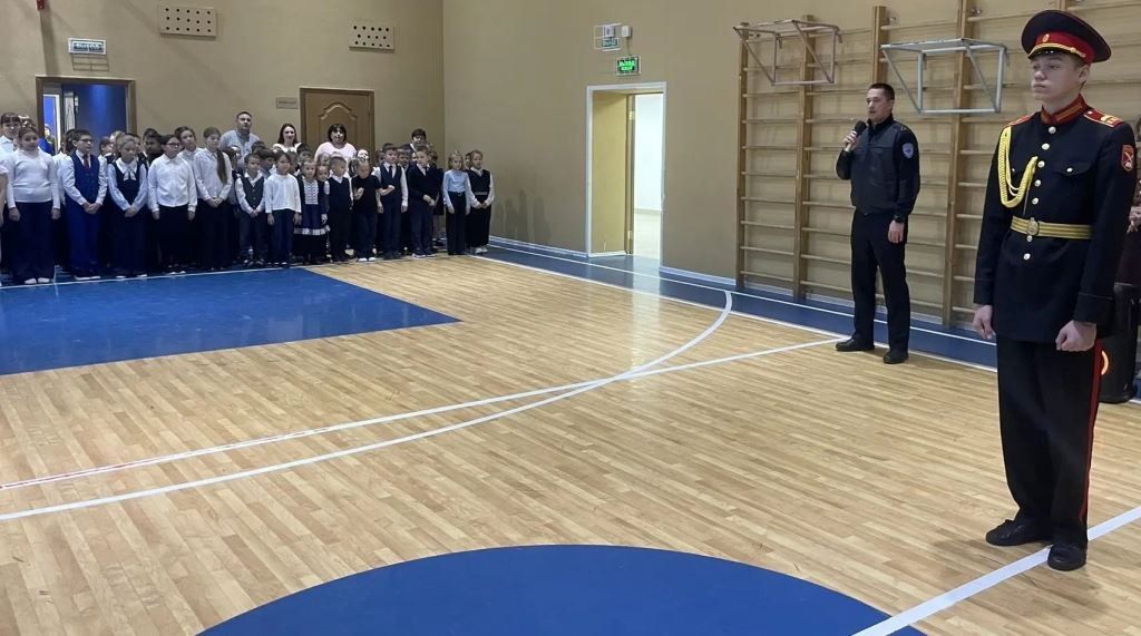 Сотрудник Госавтоинспекции Приуральского района приняли участие в торжественной линейки, учащихся средней общеобразовательной школы №8 города Лабытнанги Сотрудник Госавтоинспекции Приуральского района приняли участие в торжественной линейки, учащихся средней общеобразовательной школы №8 города Лабытнанги