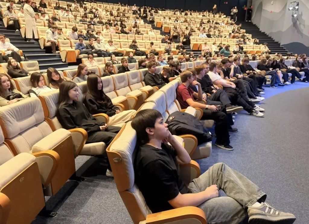 В преддверии школьных каникул сотрудники тазовской Госавтоинспекции провели профилактическую беседу с учащимися старших классов В преддверии школьных каникул сотрудники тазовской Госавтоинспекции провели профилактическую беседу с учащимися старших классов