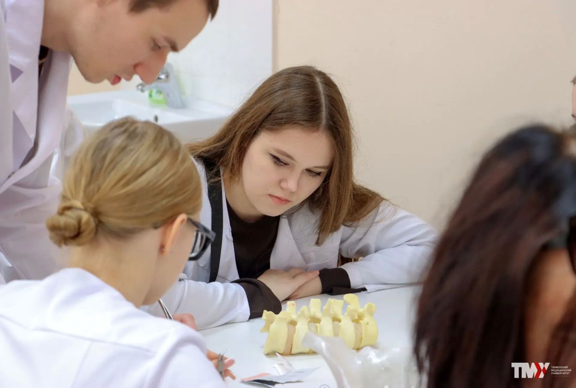 Школьники из Салехарда примерили профессию врача в Тюменском медуниверситете