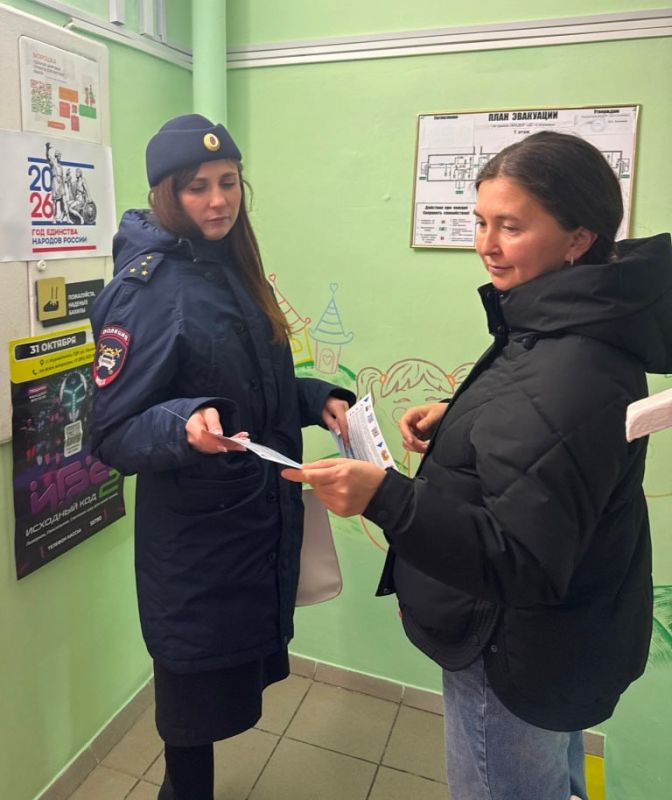Автоинспекторы города Муравленко совместно с активными родителями воспитанников детского сада «Снежинка», провели профилактическое мероприятие, посвященное соблюдению правил дорожного движения в зимний период времени Автоинспекторы города Муравленко совместно с активными родителями воспитанников детского сада «Снежинка», провели профилактическое мероприятие, посвященное соблюдению правил дорожного движения в зимний период времени