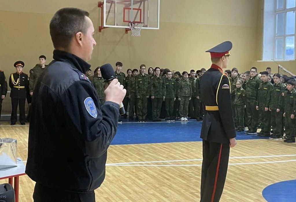 Сотрудник Госавтоинспекции Приуральского района приняли участие в торжественной линейки, учащихся средней общеобразовательной школы №8 города Лабытнанги Сотрудник Госавтоинспекции Приуральского района приняли участие в торжественной линейки, учащихся средней общеобразовательной школы №8 города Лабытнанги