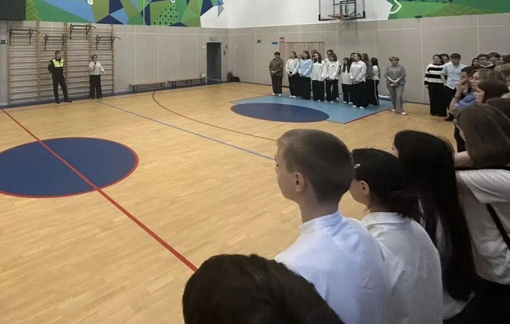 Сотрудники Госавтоинспекции Приуральского района провели мероприятие по профилактике детского дорожно-транспортного травматизма на общешкольной линейке в поселке Харп Сотрудники Госавтоинспекции Приуральского района провели мероприятие по профилактике детского дорожно-транспортного травматизма на общешкольной линейке в поселке Харп