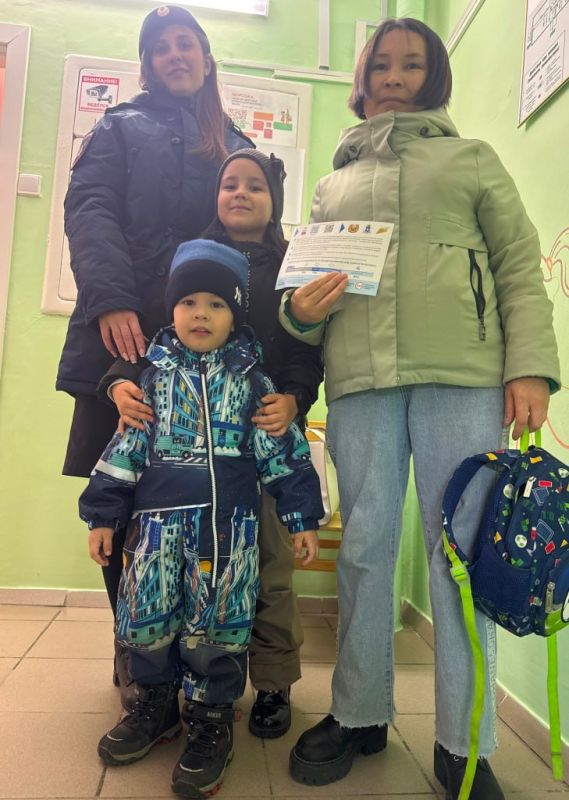 Автоинспекторы города Муравленко совместно с активными родителями воспитанников детского сада «Снежинка», провели профилактическое мероприятие, посвященное соблюдению правил дорожного движения в зимний период времени