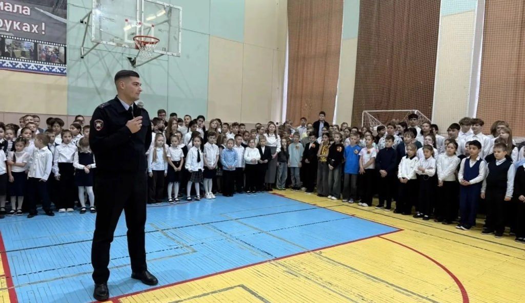 В преддверии осенних каникул сотрудники приуральской Госавтоинспекции приняли участие в общешкольной линейке