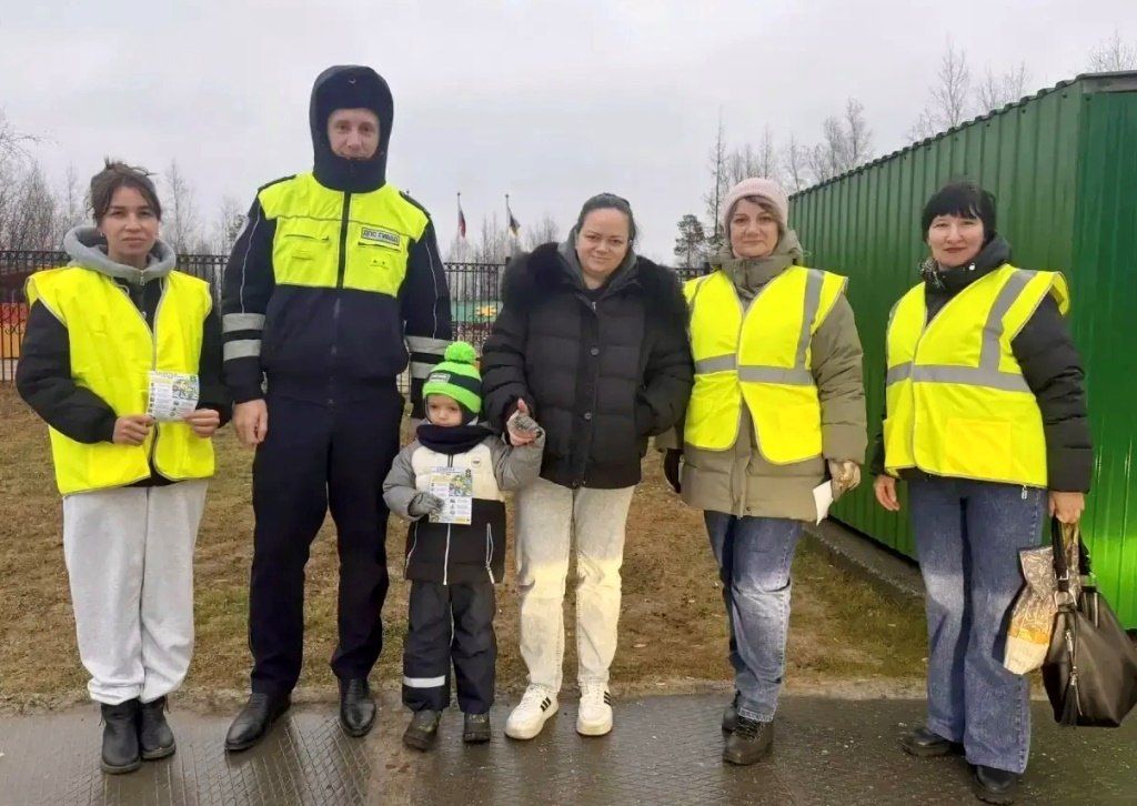 Сотрудники губкинской Госавтоинспекции совместно с Родительским патрулём детского сада «Теремок» провели профилактический рейд Сотрудники губкинской Госавтоинспекции совместно с Родительским патрулём детского сада «Теремок» провели профилактический рейд