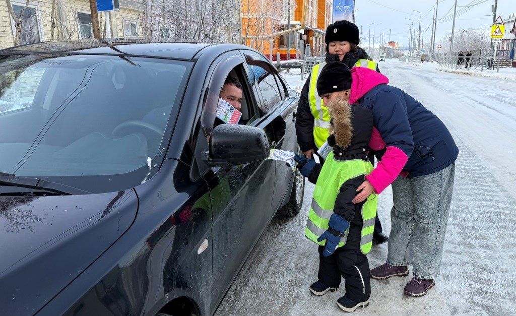 Тазовская Госавтоинспекция совместно с Родительским патрулём и воспитанниками детского сада «Теремок» провели профилактическую акцию «Вместе за безопасность: шагаем по правилам!» Тазовская Госавтоинспекция совместно с Родительским патрулём и воспитанниками детского сада «Теремок» провели профилактическую акцию «Вместе за безопасность: шагаем по правилам!»