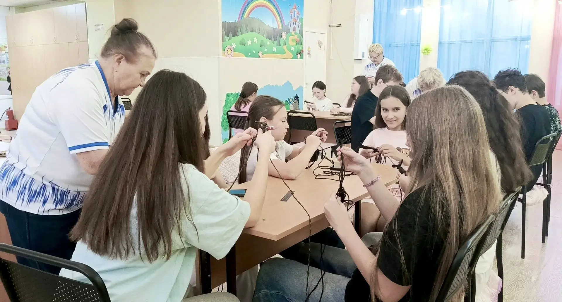 «БлагоДарим» и представительство Ямала научили юных ямальцев плести браслеты выживания