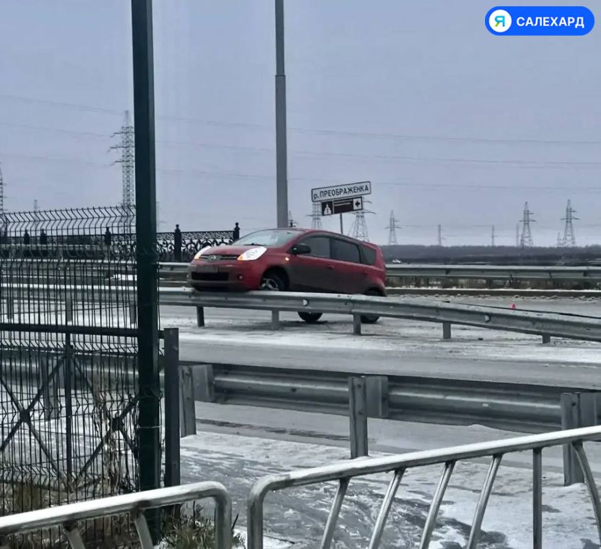 В Салехарде легковой автомобиль оказался на отбойнике моста через Преображенку В Салехарде легковой автомобиль оказался на отбойнике моста через Преображенку