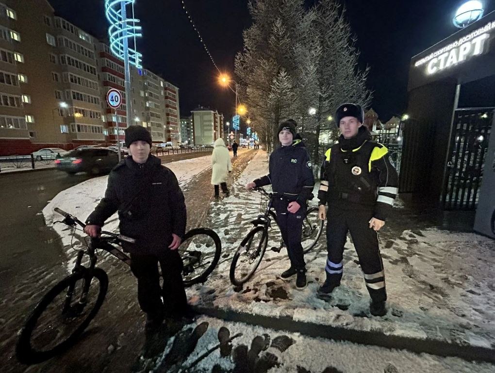 Сотрудники Госавтоинспекции Приуральского района, в ходе выполнения маршрута патрулирования, провели профилактическую работу с участниками дорожного движения, использующими велосипеды