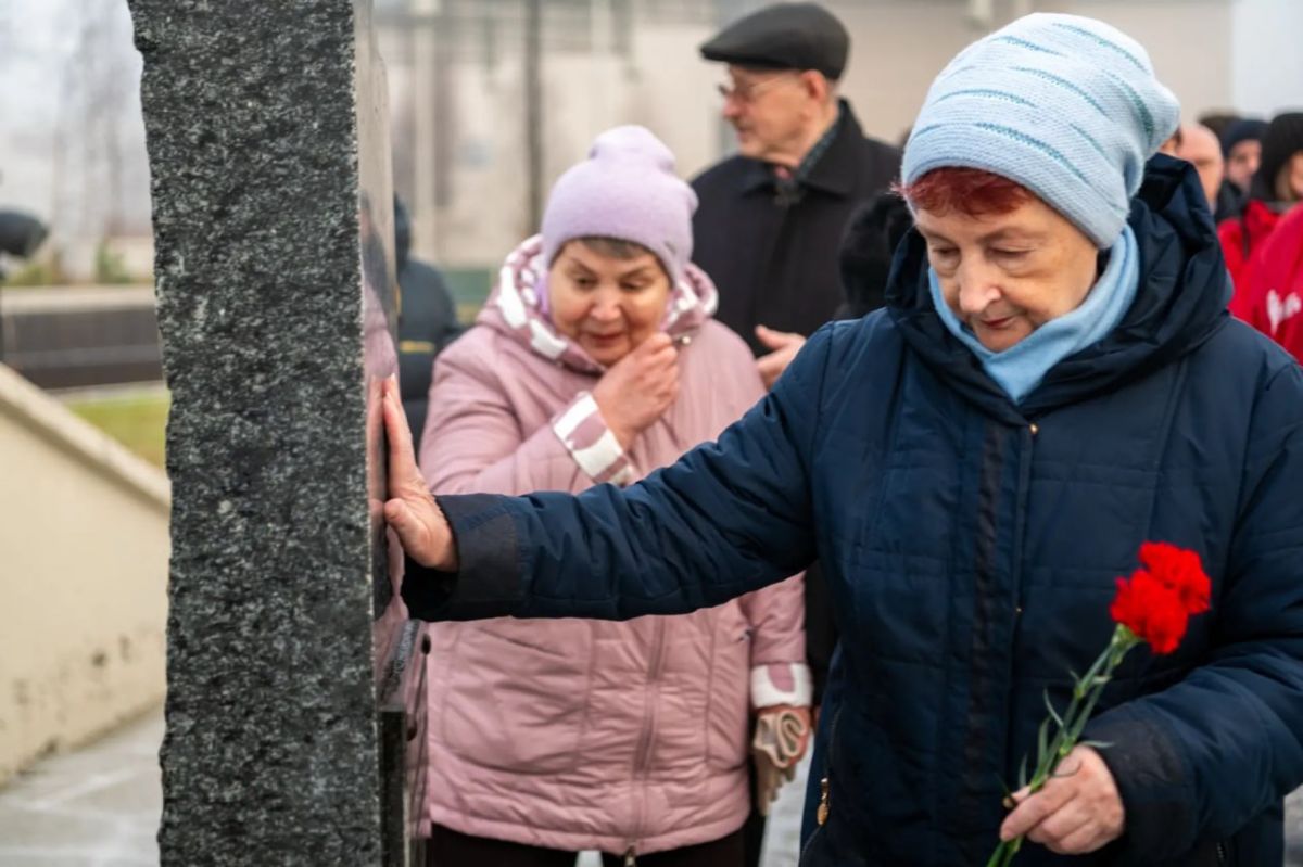 Ямал помнит: в Салехарде почтили память жертв политических репрессий Ямал помнит: в Салехарде почтили память жертв политических репрессий
