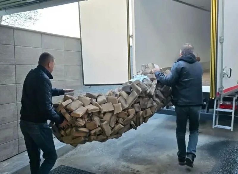 Ямальцы организовали отправку гуманитарного груза «за ленточку» Ямальцы организовали отправку гуманитарного груза «за ленточку»