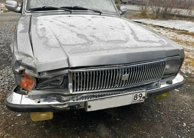 В Салехарде угонщик врезался в отбойник и скрылся