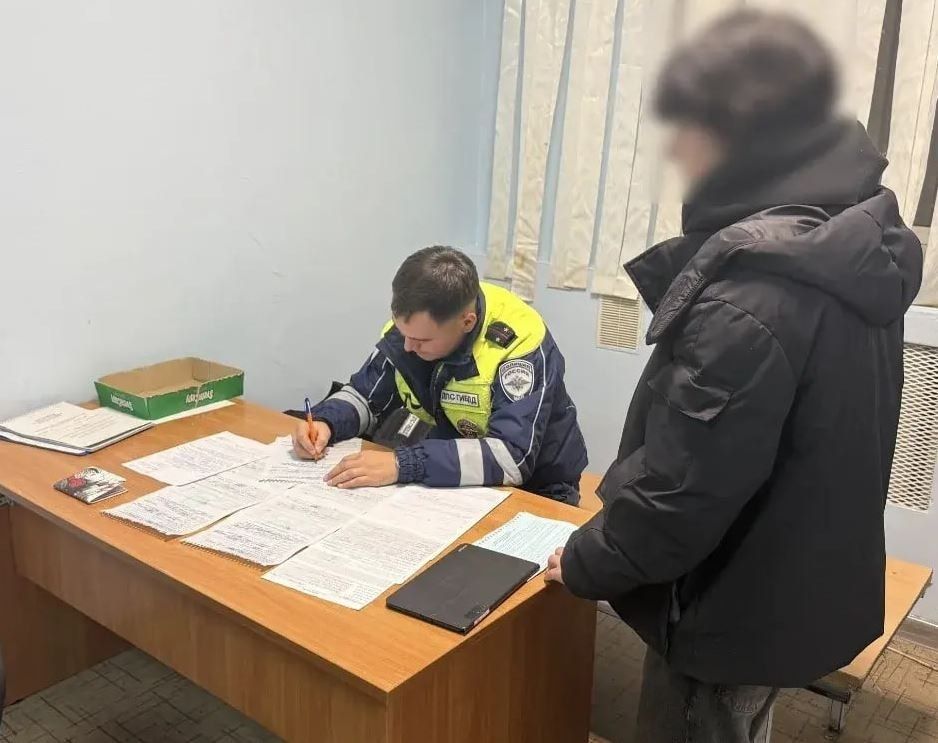 В Салехарде угонщик врезался в отбойник и скрылся В Салехарде угонщик врезался в отбойник и скрылся
