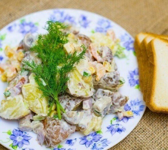 Вкусный картофельный салат с кукурузой, ветчиной и грибами: идеальный рецепт для любого стола