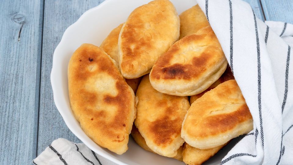 Без духовки и возни с тестом: вот как занятые хозяйки готовят пирожки с капустой