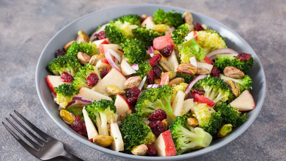 По рецепту заокеанских кулинаров: такого салата из брокколи вы еще точно не пробовали