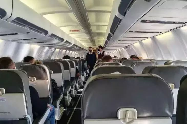 Никогда не надевайте эти 4 вещи в самолет: неожиданные причины