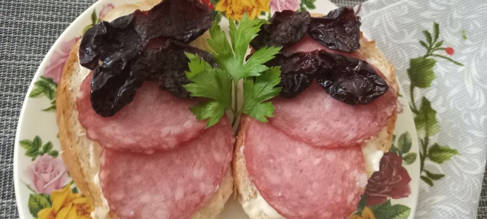 Необычные бутерброды: как вяленые сливы могут изменить вкус классики