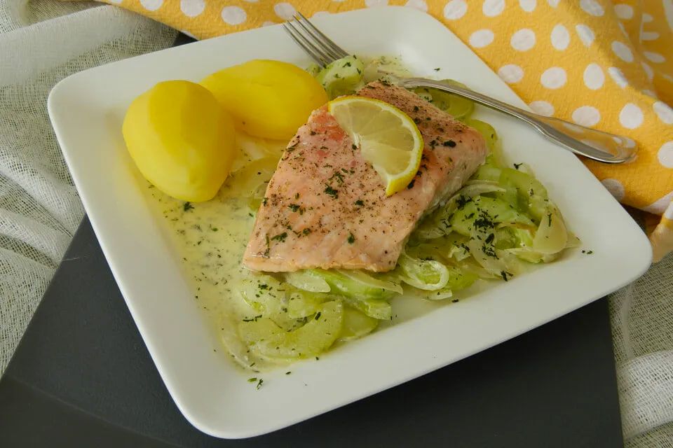 Лосось с огуречным салатом: легкость и вкус в одном блюде