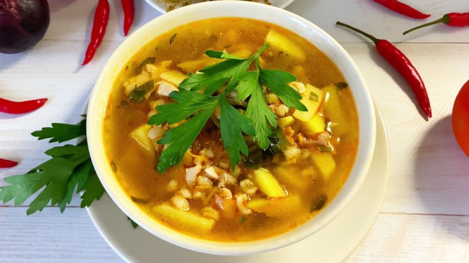 Даже огурцы брать не надо: вот как готовят рассольник опытные хозяйки