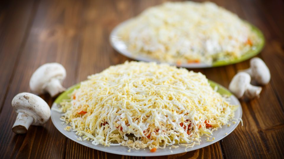 Быстро и очень вкусно: этот салат с особым ингредиентом мигом затмит надоевшее оливье