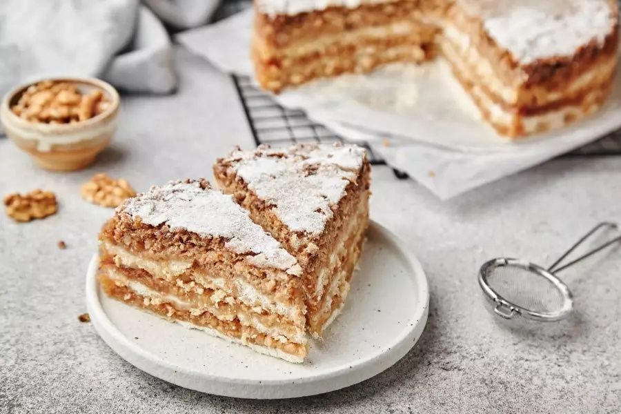 Нежный манник с яблоками и орехами: открываем новый вкус домашней выпечки