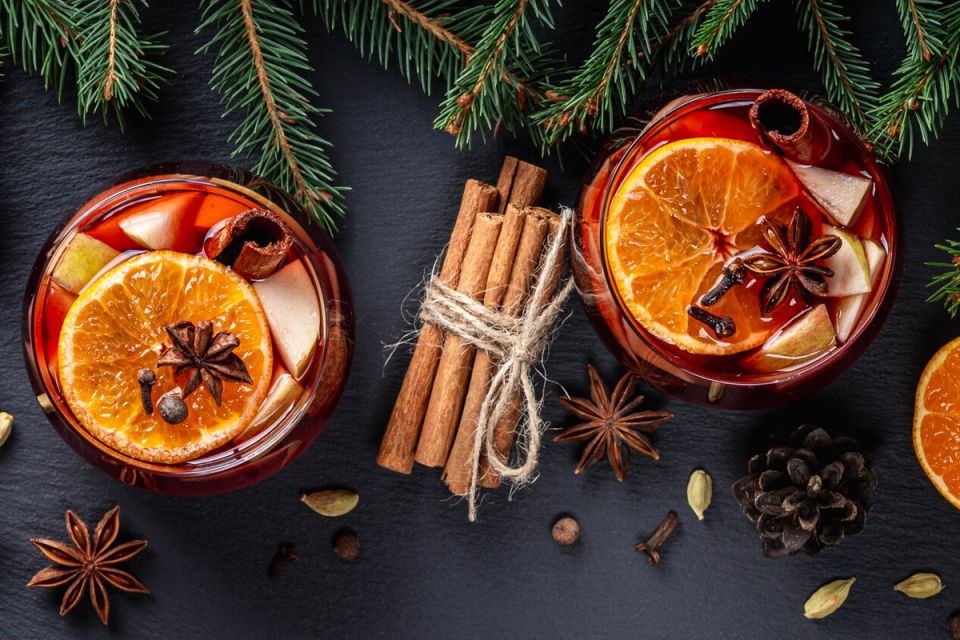 Согревающие напитки с пряностями: что объединяет глинтвейн, глёг и пунш в уютной повседневности