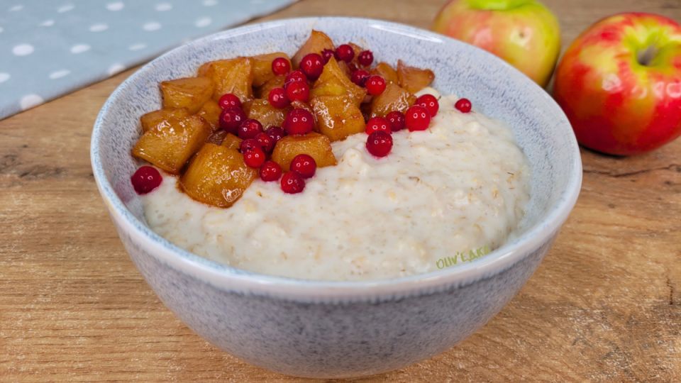 Утро начинается с овсяной каши с карамелизированными яблоками и корицей