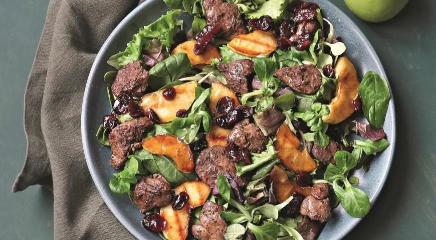 Тёплый салат с куриной печенью и яблоком — простая гармония вкуса и пользы