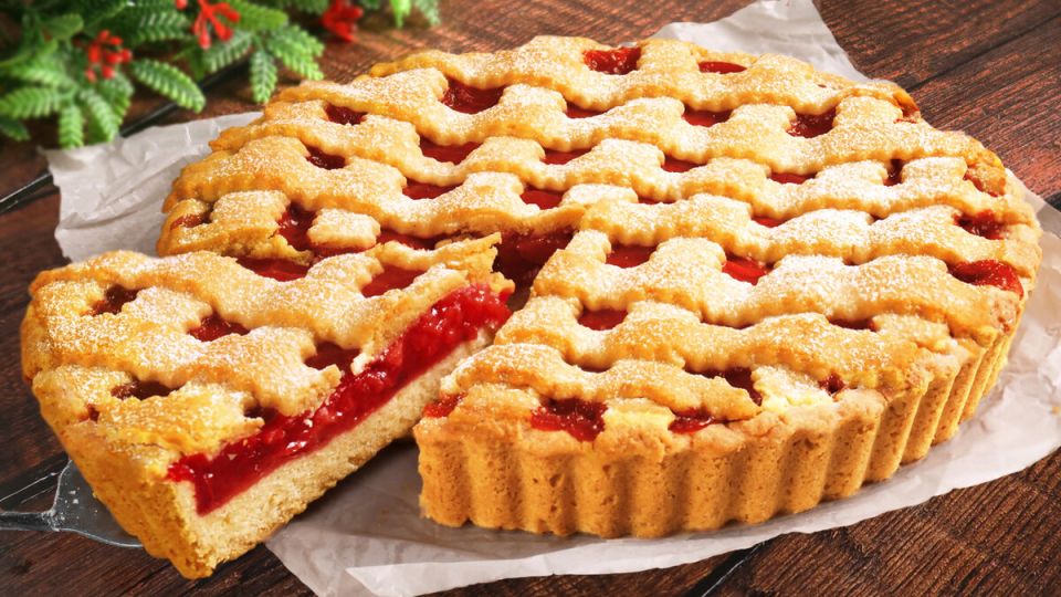 Нежный песочный пирог с ягодной начинкой для летних встреч