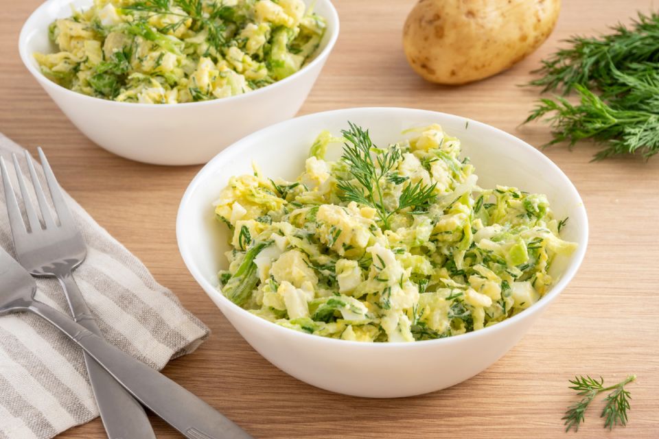 Рецепт легкого и хрустящего салата из молодой капусты: быстро, вкусно и полезно