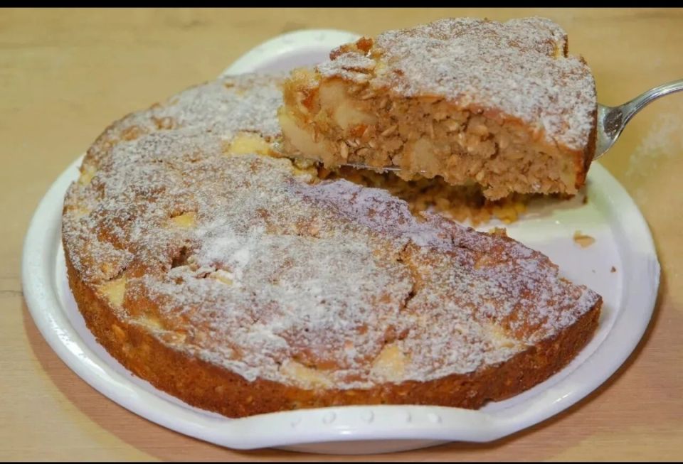 Нежный пирог с яблоками и овсяными хлопьями: пошаговый рецепт