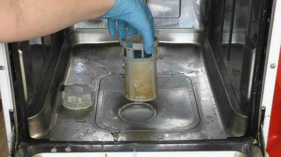 Почему посуда из посудомойки остается с налетом и как с этим бороться